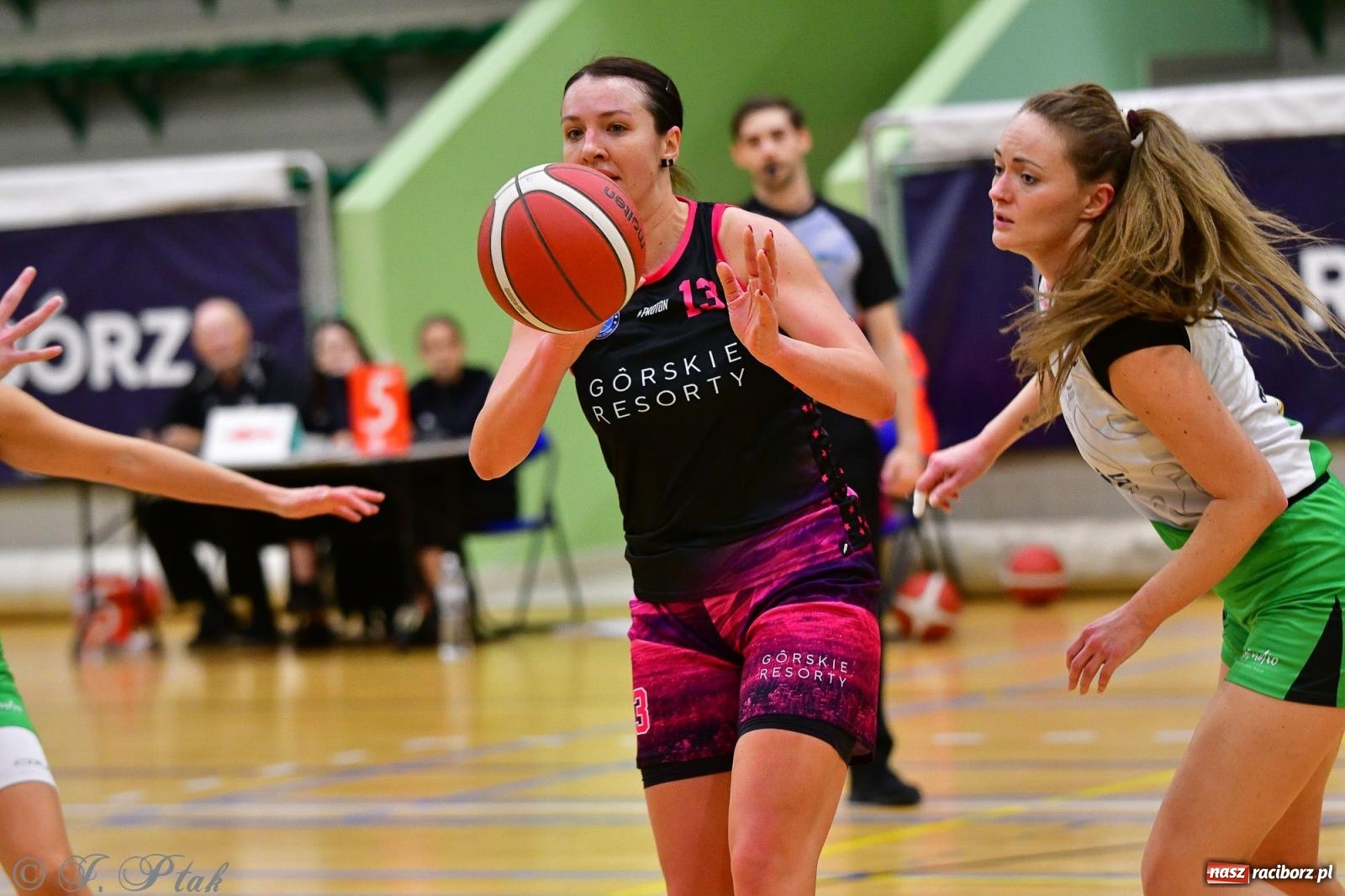 Zdjęcie w galerii na portalu naszraciborz.pl: Koszykówka. Cenna wygrana RKK AZS Racibórz [FOTO] wiadomości z regionu