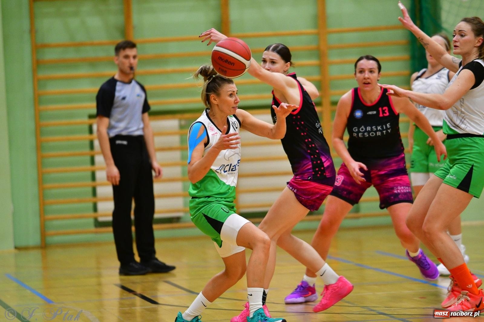 Zdjęcie w galerii na portalu naszraciborz.pl: Koszykówka. Cenna wygrana RKK AZS Racibórz [FOTO] wiadomości z regionu