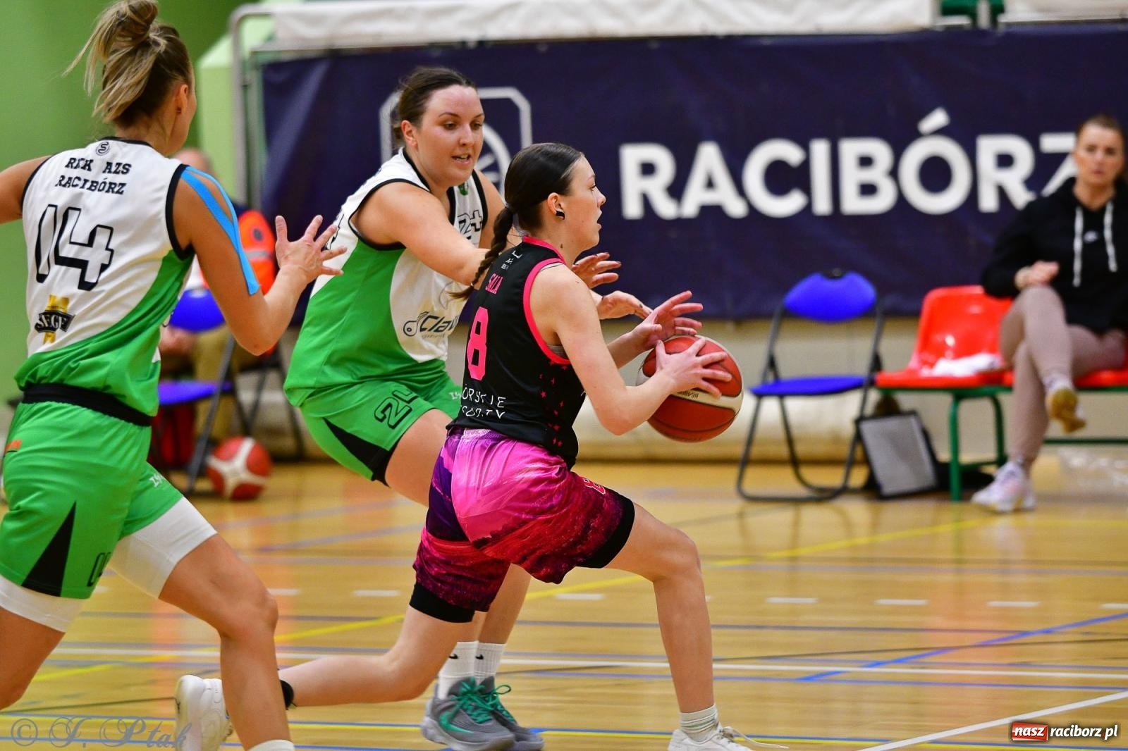 Zdjęcie w galerii na portalu naszraciborz.pl: Koszykówka. Cenna wygrana RKK AZS Racibórz [FOTO] wiadomości z regionu
