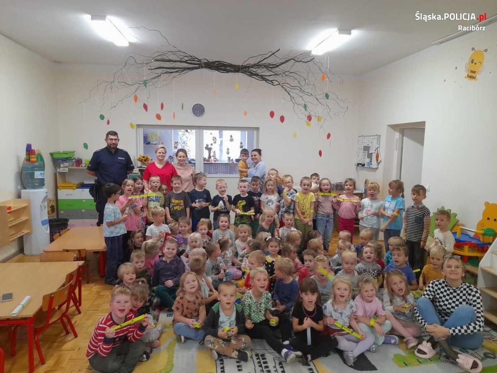 Zdjęcie w galerii na portalu naszraciborz.pl: Policjant odwiedził przedszkole w Kuźni Raciborskiej wiadomości z regionu