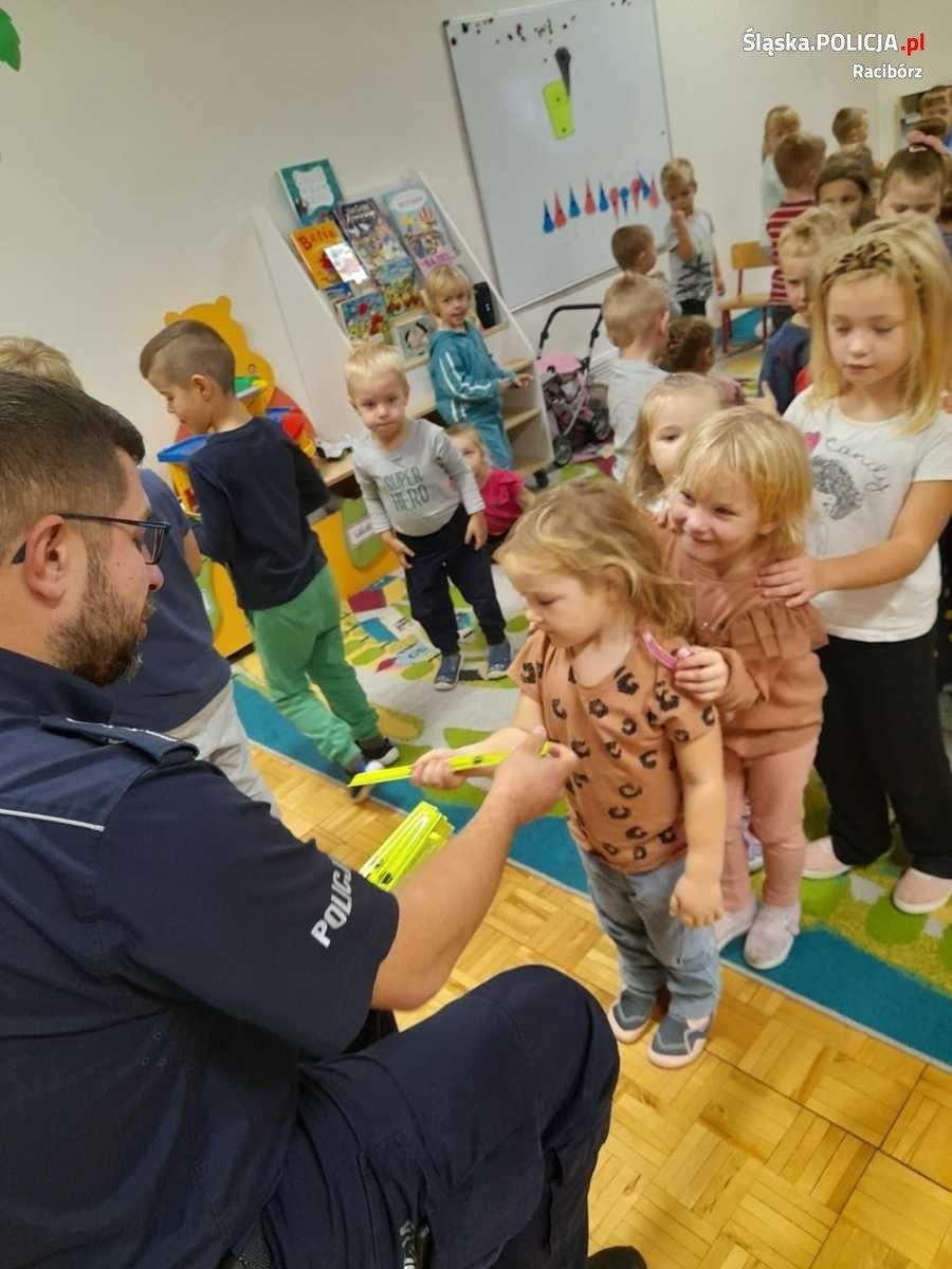 Zdjęcie w galerii na portalu naszraciborz.pl: Policjant odwiedził przedszkole w Kuźni Raciborskiej wiadomości z regionu