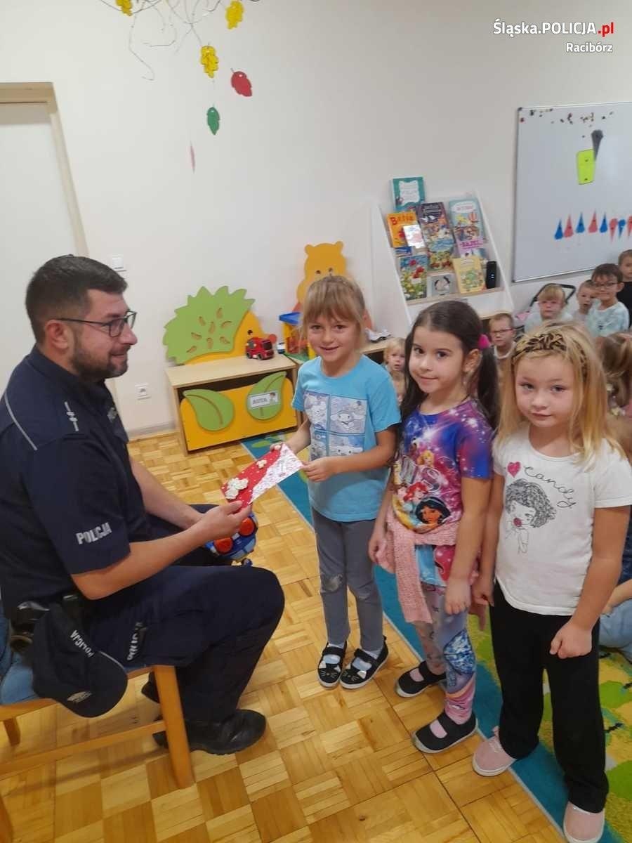 Zdjęcie w galerii na portalu naszraciborz.pl: Policjant odwiedził przedszkole w Kuźni Raciborskiej wiadomości z regionu