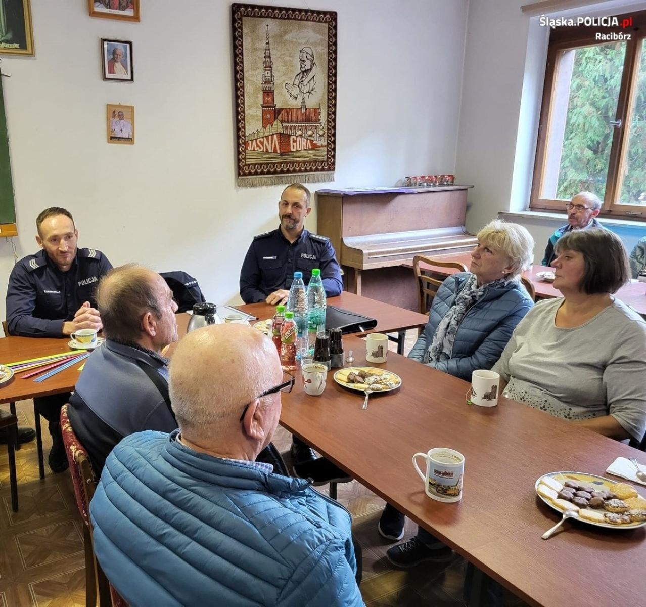 Zdjęcie w galerii na portalu naszraciborz.pl: Policyjna debata z seniorami w Markowicach wiadomości z regionu