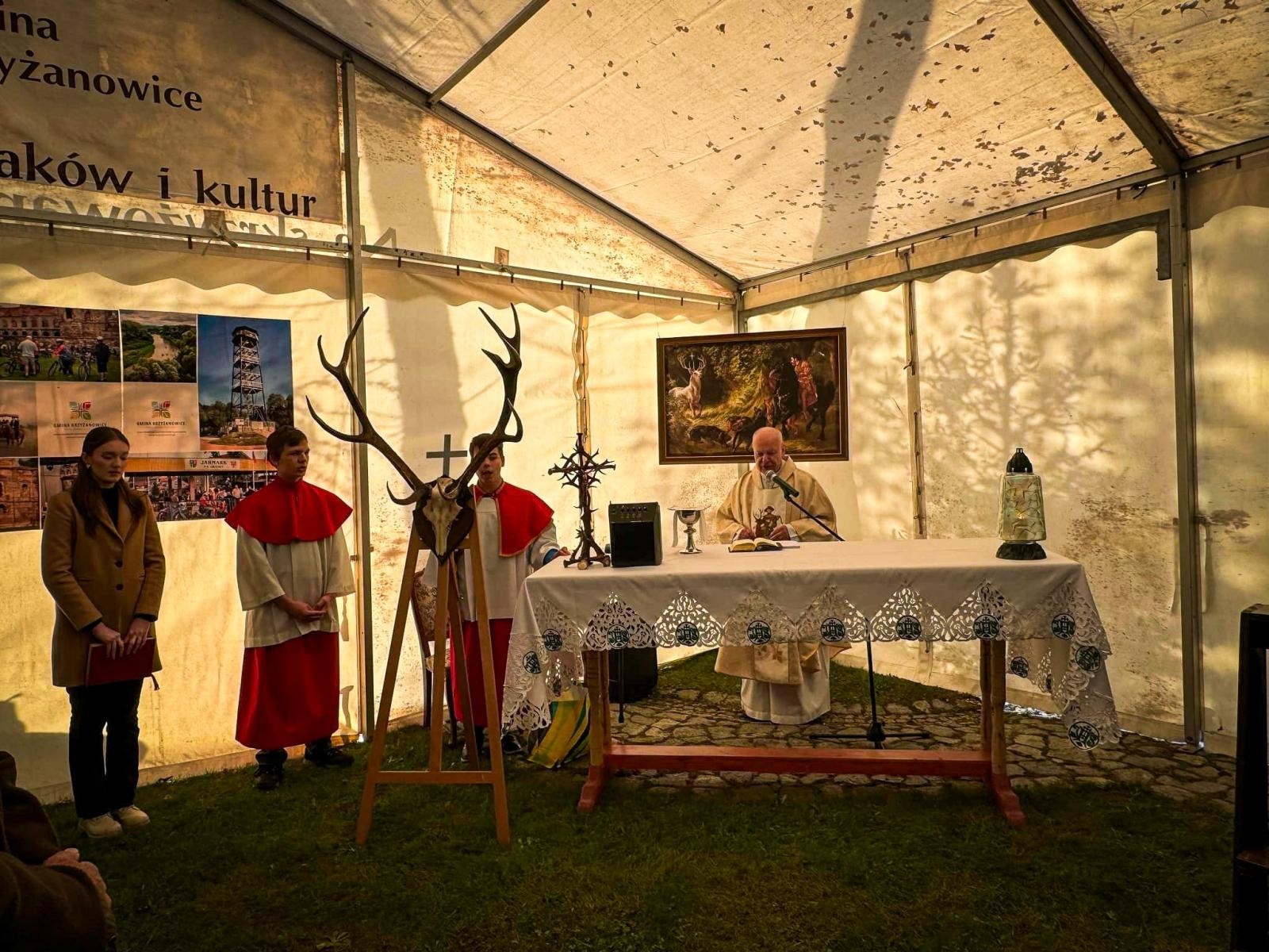 Zdjęcie w galerii na portalu naszraciborz.pl: Myśliwi świętowali wspomnienie św. Huberta w Bieńkowicach – zaproszenie na mszę hubertusowską na zamku w Raciborzu wiadomości z regionu