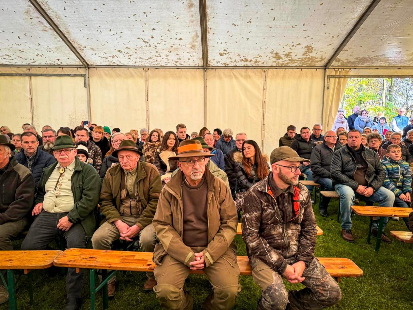 Zdjęcie w galerii na portalu naszraciborz.pl: Myśliwi świętowali wspomnienie św. Huberta w Bieńkowicach – zaproszenie na mszę hubertusowską na zamku w Raciborzu wiadomości z regionu
