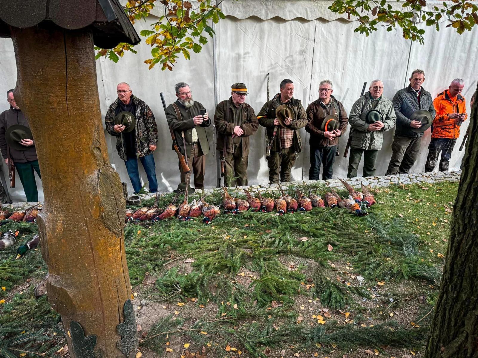 Zdjęcie w galerii na portalu naszraciborz.pl: Myśliwi świętowali wspomnienie św. Huberta w Bieńkowicach – zaproszenie na mszę hubertusowską na zamku w Raciborzu wiadomości z regionu