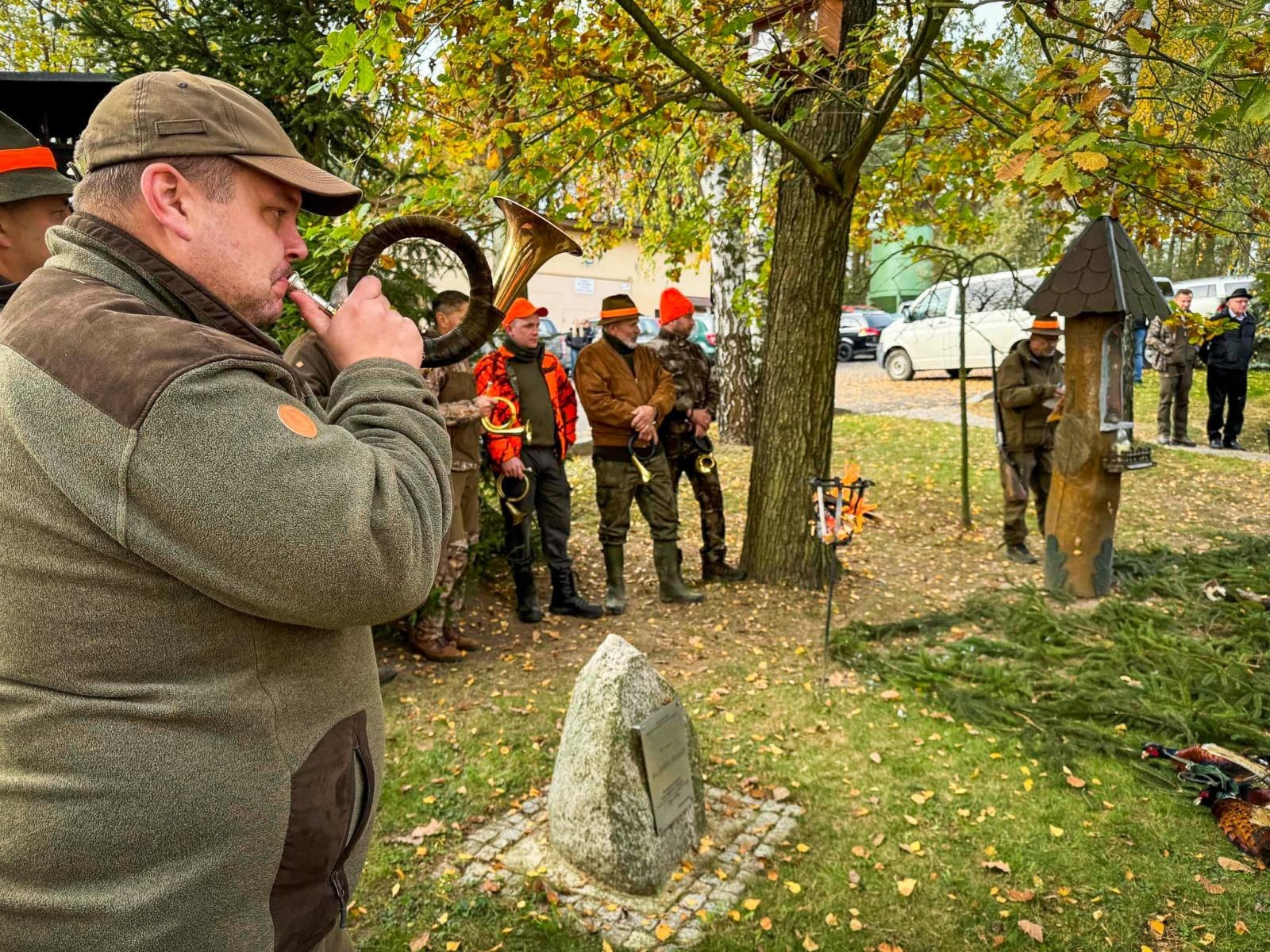 Zdjęcie w galerii na portalu naszraciborz.pl: Myśliwi świętowali wspomnienie św. Huberta w Bieńkowicach – zaproszenie na mszę hubertusowską na zamku w Raciborzu wiadomości z regionu