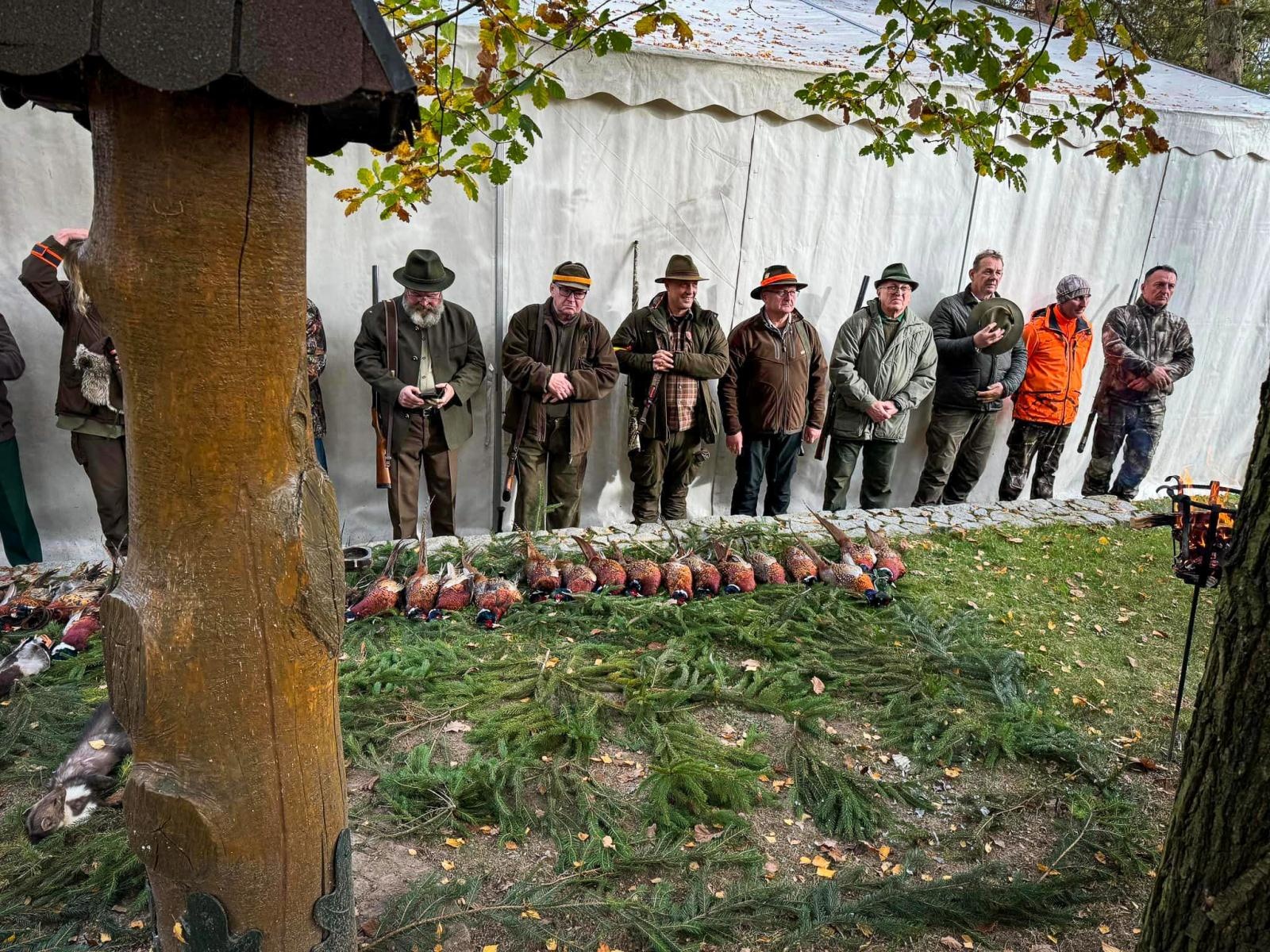 Zdjęcie w galerii na portalu naszraciborz.pl: Myśliwi świętowali wspomnienie św. Huberta w Bieńkowicach – zaproszenie na mszę hubertusowską na zamku w Raciborzu wiadomości z regionu