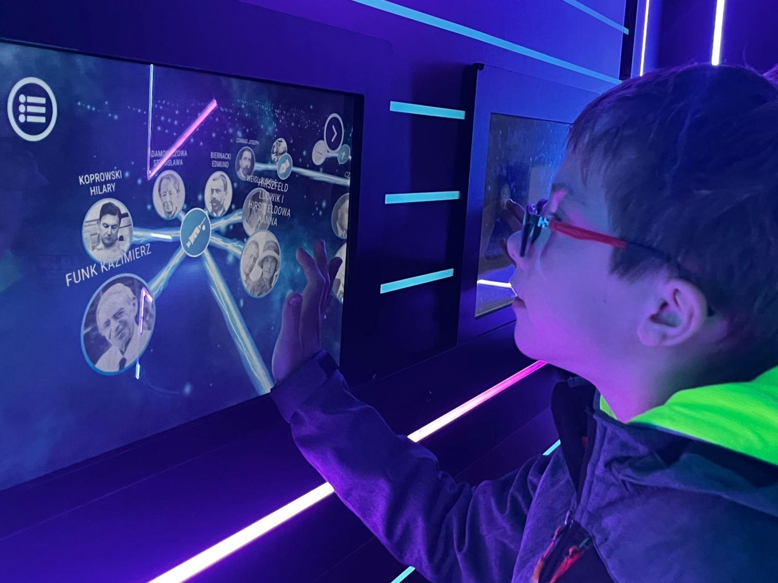 Zdjęcie w galerii na portalu naszraciborz.pl: Widowisko multimedialne Iskry Niepodległej już dostępne dla zwiedzających wiadomości z regionu