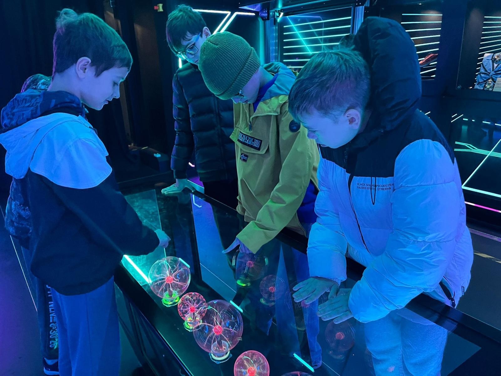 Zdjęcie w galerii na portalu naszraciborz.pl: Widowisko multimedialne Iskry Niepodległej już dostępne dla zwiedzających wiadomości z regionu