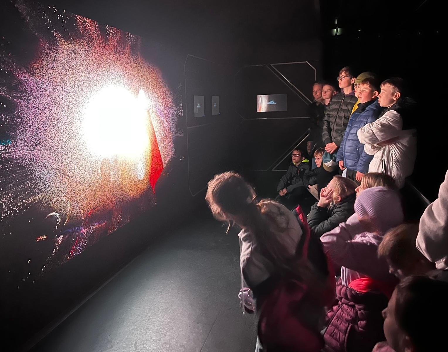 Zdjęcie w galerii na portalu naszraciborz.pl: Widowisko multimedialne Iskry Niepodległej już dostępne dla zwiedzających wiadomości z regionu