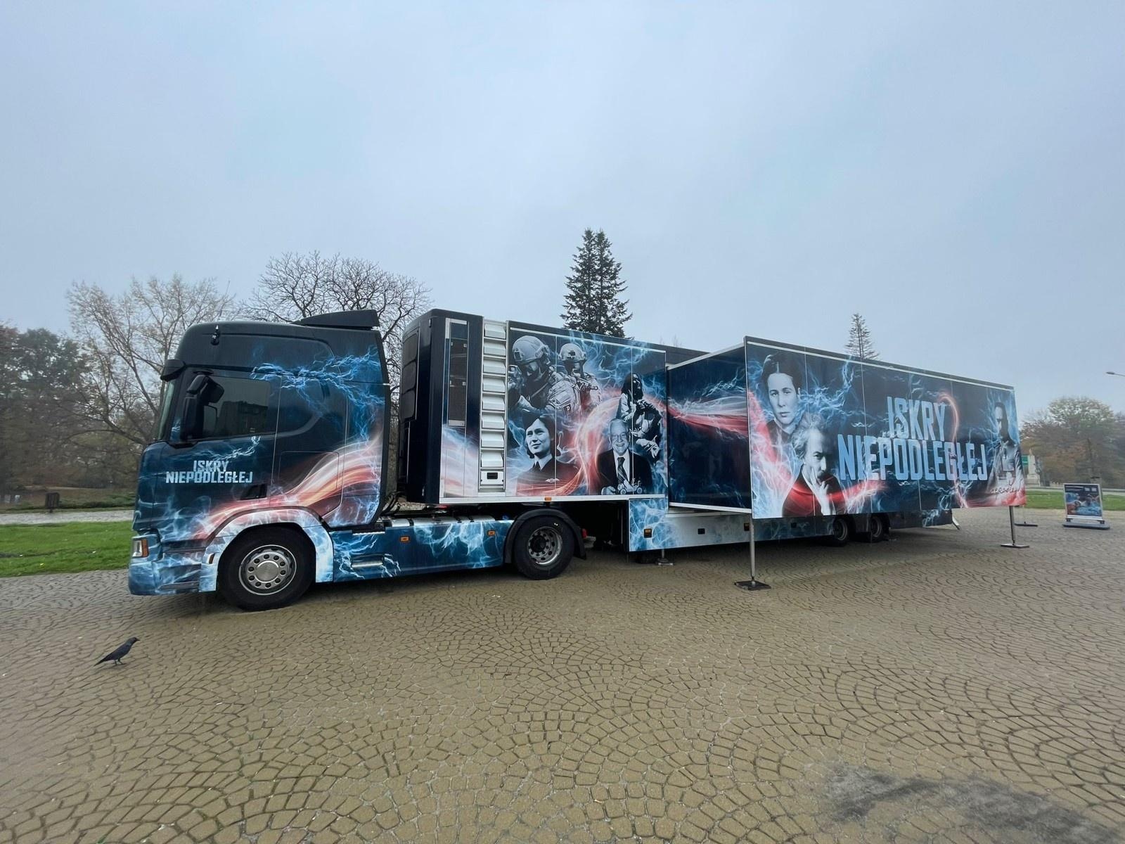 Zdjęcie w galerii na portalu naszraciborz.pl: Widowisko multimedialne Iskry Niepodległej już dostępne dla zwiedzających wiadomości z regionu