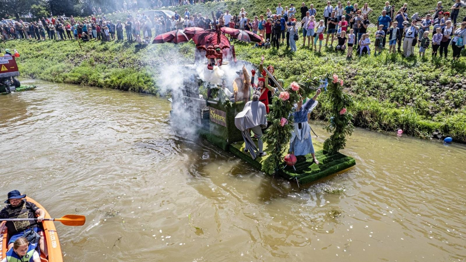 Zdjęcie w galerii na portalu naszraciborz.pl: Podsumowano tegoroczne Pływadła. Doceniony przez internautów SHREK z nagrodą wiadomości z regionu
