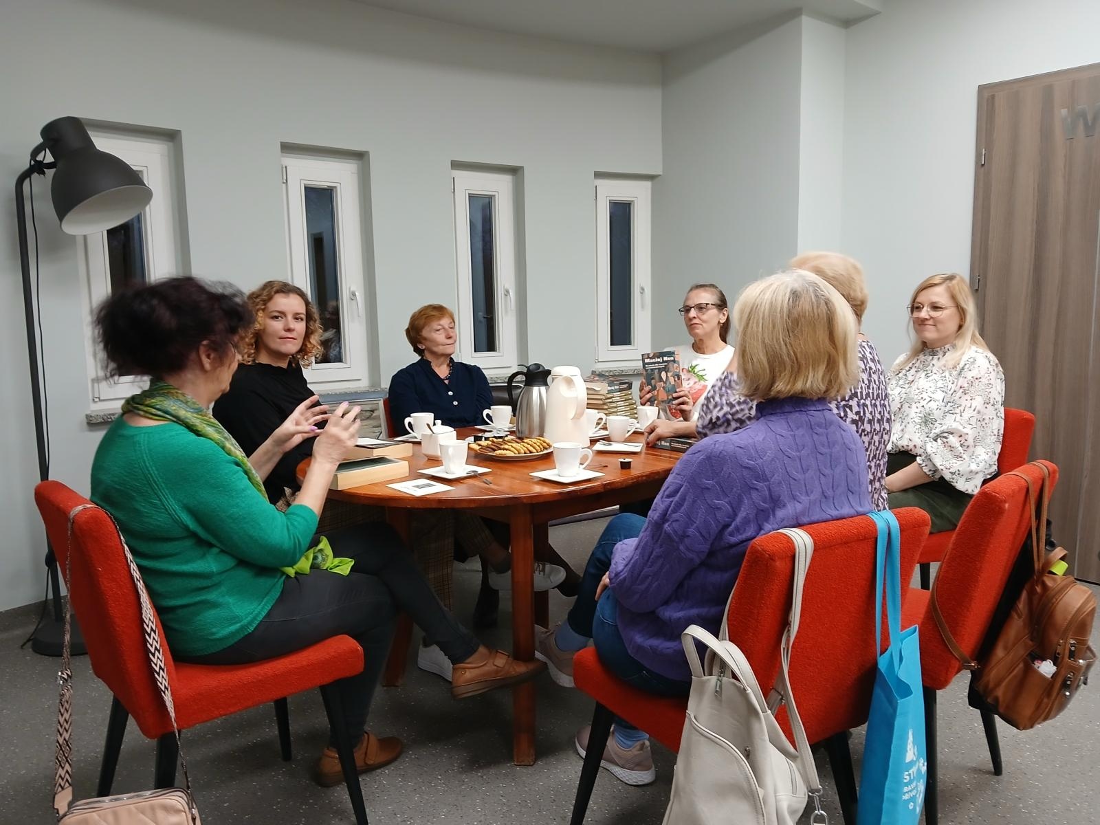 Zdjęcie w galerii na portalu naszraciborz.pl: Biblioteczne kluby polecają się na jesienną chandrę wiadomości z regionu