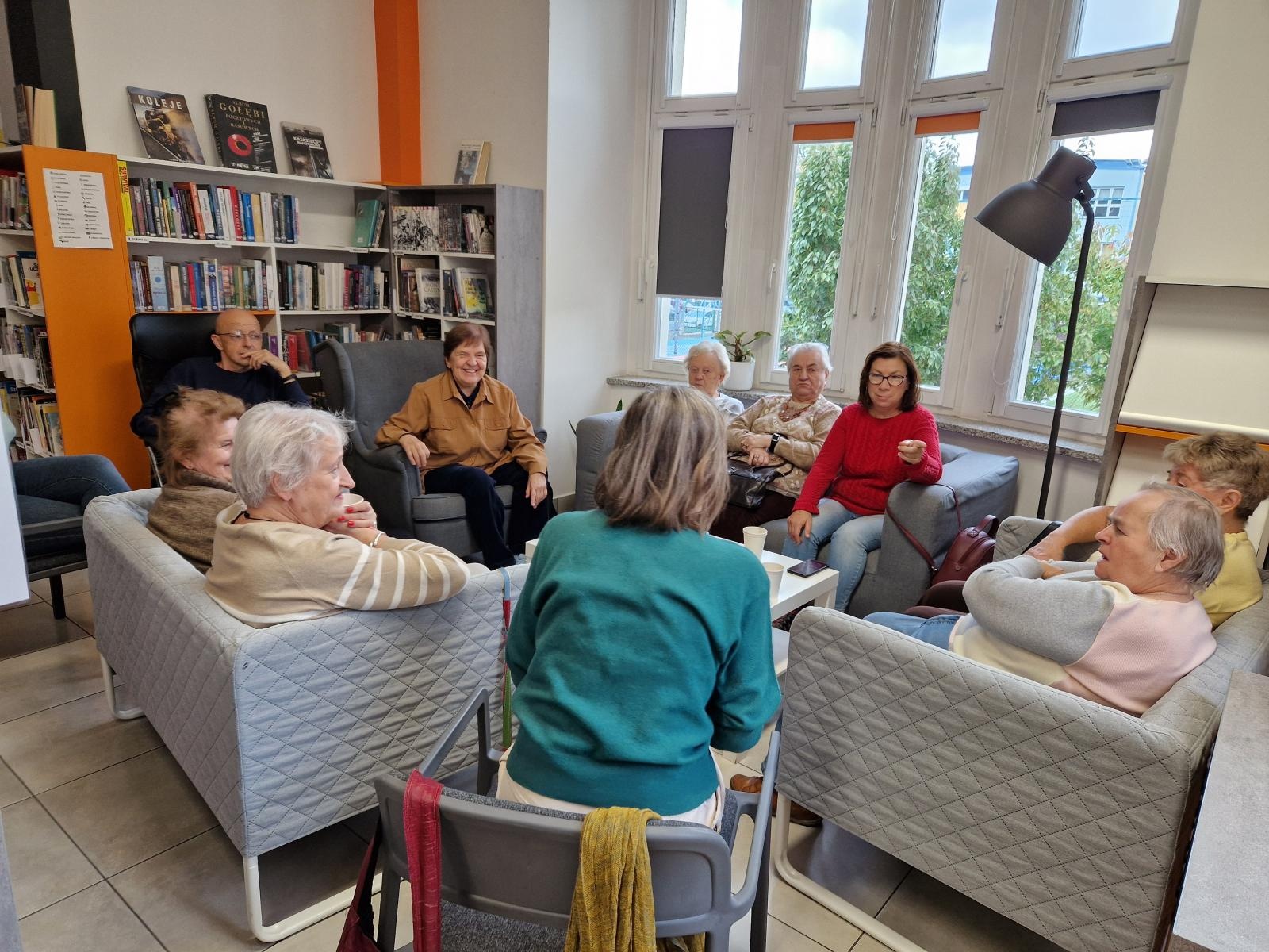 Zdjęcie w galerii na portalu naszraciborz.pl: Biblioteczne kluby polecają się na jesienną chandrę wiadomości z regionu