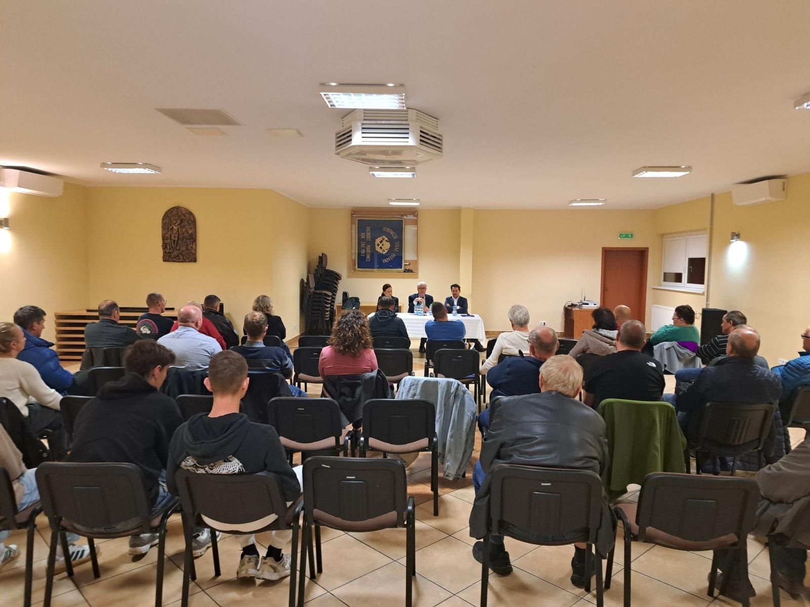 Zdjęcie w galerii na portalu naszraciborz.pl: Tematy drogowe zdominowały spotkanie prezydenta z mieszkańcami Markowic wiadomości z regionu