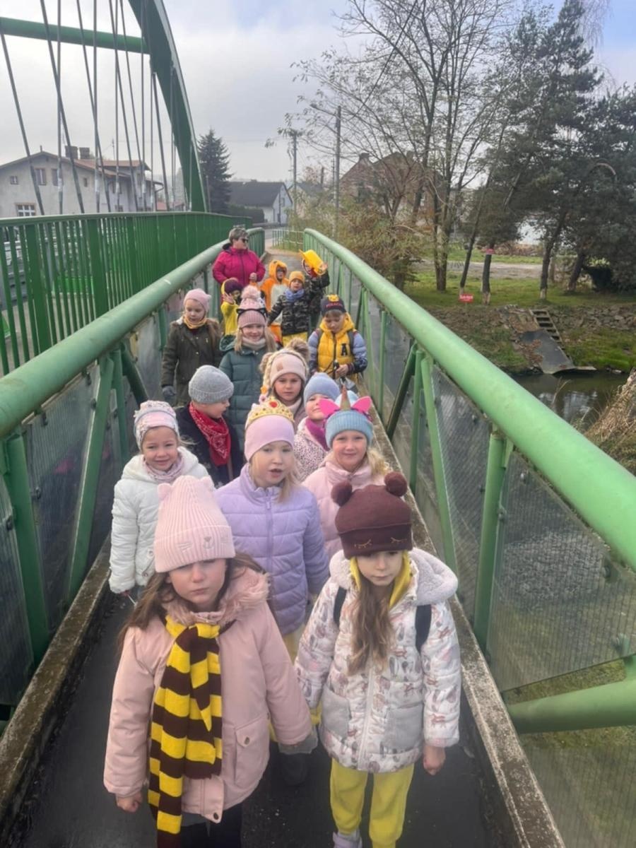 Zdjęcie w galerii na portalu naszraciborz.pl: Międzynarodowy Dzień Postaci z Bajek w Rudach: Przedszkolaki wyruszyły na magiczną podróż wiadomości z regionu