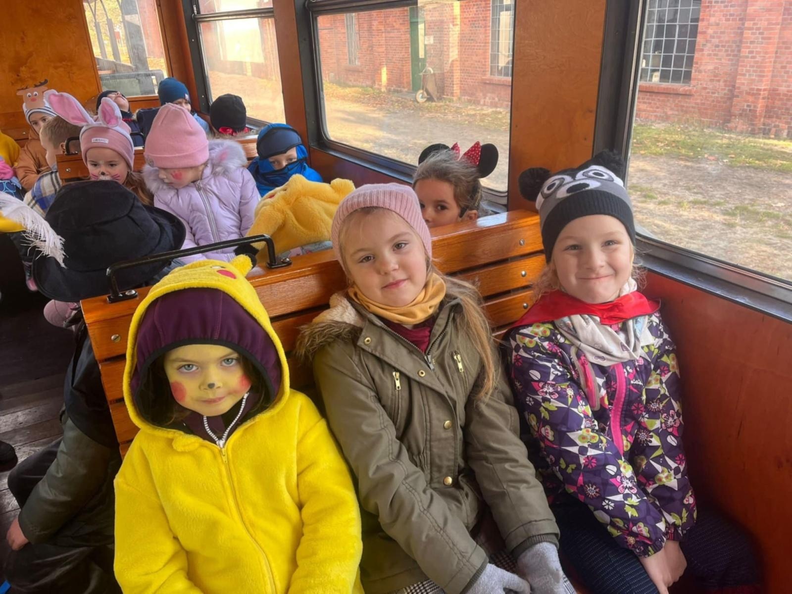 Zdjęcie w galerii na portalu naszraciborz.pl: Międzynarodowy Dzień Postaci z Bajek w Rudach: Przedszkolaki wyruszyły na magiczną podróż wiadomości z regionu