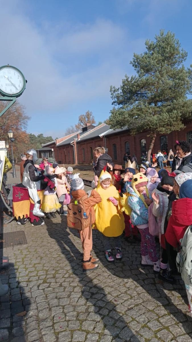 Zdjęcie w galerii na portalu naszraciborz.pl: Międzynarodowy Dzień Postaci z Bajek w Rudach: Przedszkolaki wyruszyły na magiczną podróż wiadomości z regionu