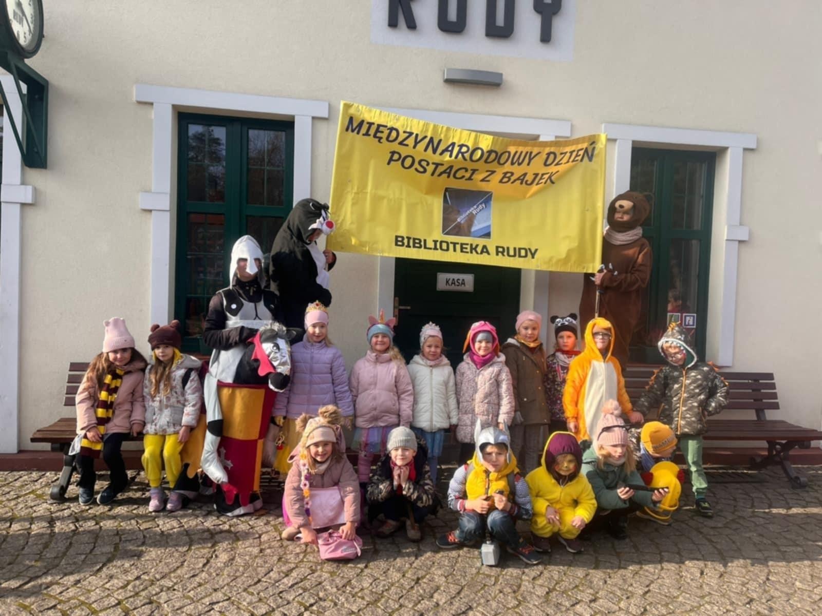 Zdjęcie w galerii na portalu naszraciborz.pl: Międzynarodowy Dzień Postaci z Bajek w Rudach: Przedszkolaki wyruszyły na magiczną podróż wiadomości z regionu