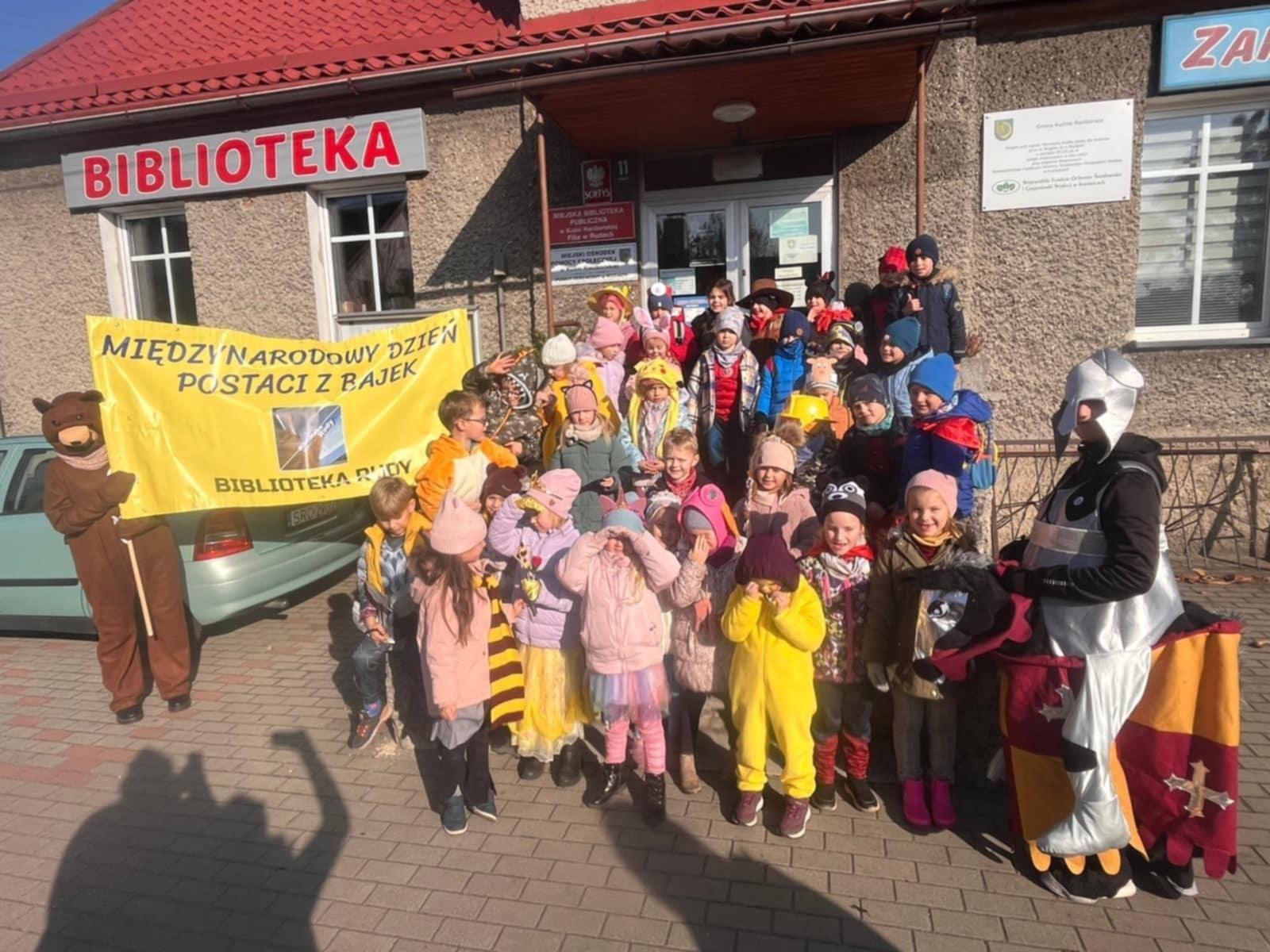 Zdjęcie w galerii na portalu naszraciborz.pl: Międzynarodowy Dzień Postaci z Bajek w Rudach: Przedszkolaki wyruszyły na magiczną podróż wiadomości z regionu