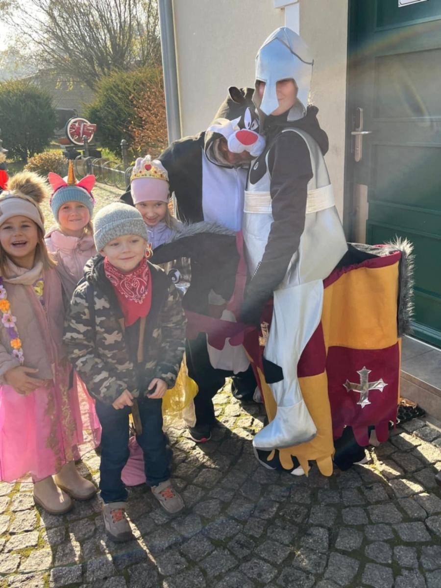 Zdjęcie w galerii na portalu naszraciborz.pl: Międzynarodowy Dzień Postaci z Bajek w Rudach: Przedszkolaki wyruszyły na magiczną podróż wiadomości z regionu