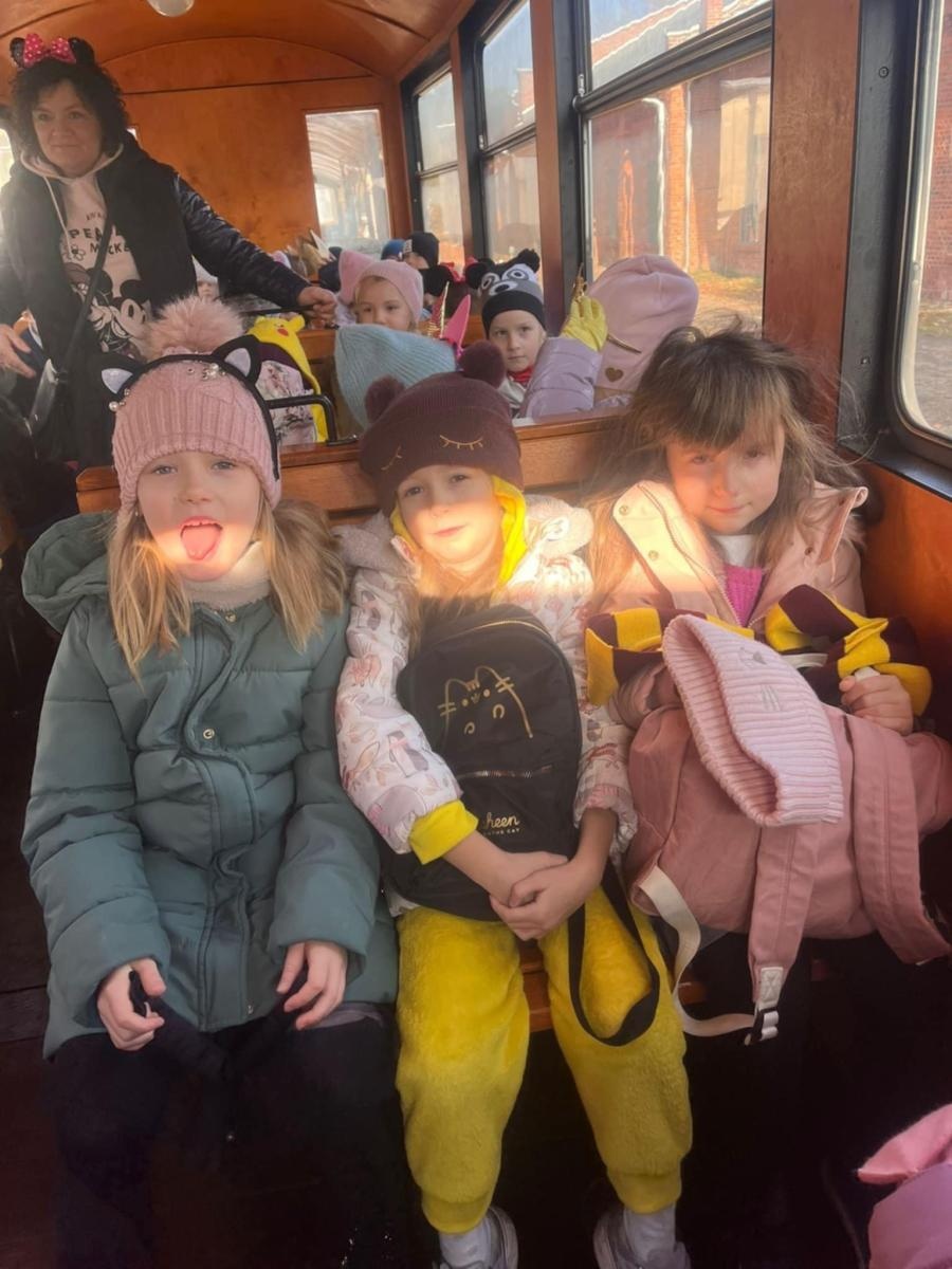 Zdjęcie w galerii na portalu naszraciborz.pl: Międzynarodowy Dzień Postaci z Bajek w Rudach: Przedszkolaki wyruszyły na magiczną podróż wiadomości z regionu