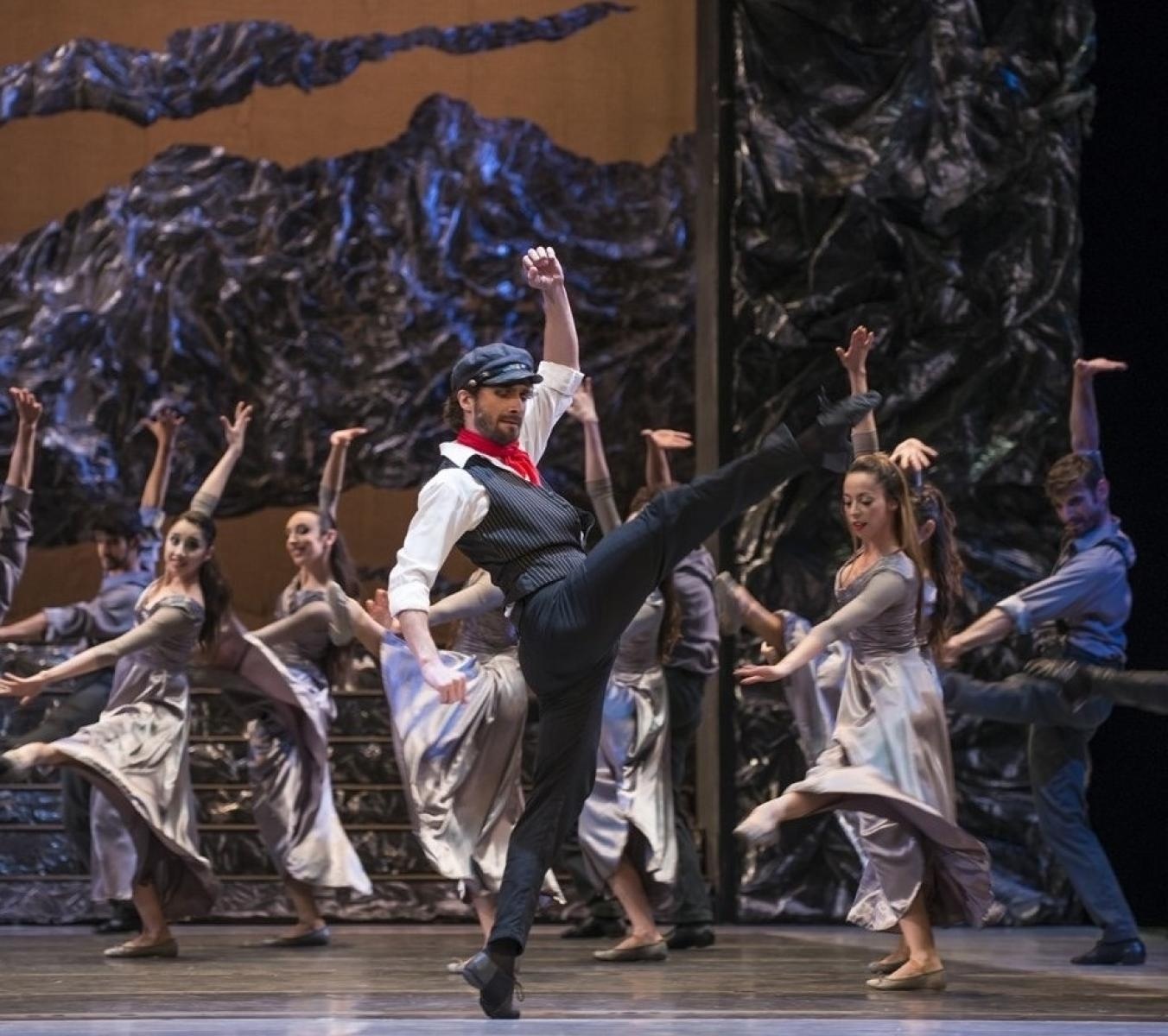 Zdjęcie w galerii na portalu naszraciborz.pl: Grek Zorba na scenie przy Chopina wiadomości z regionu