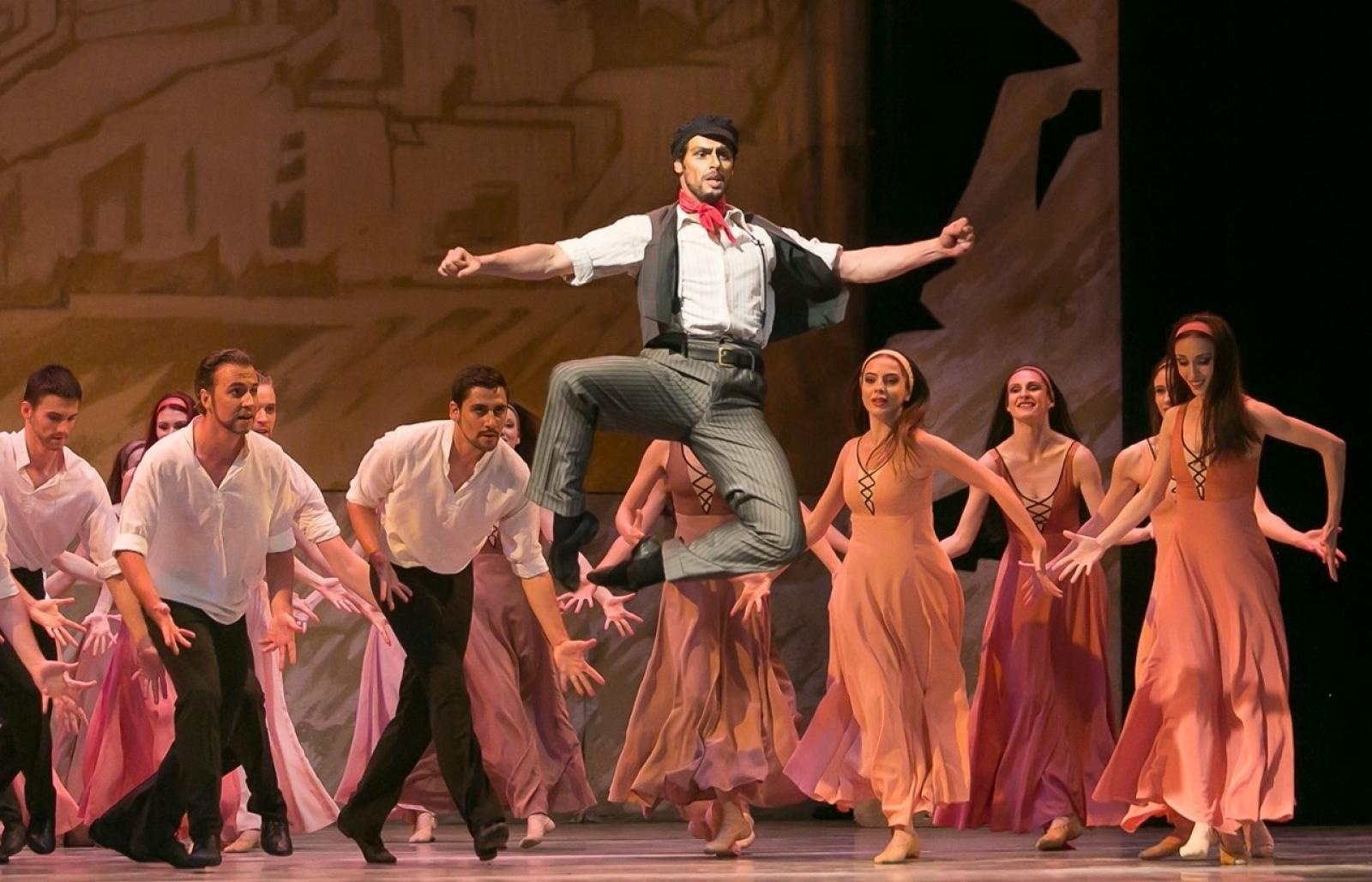 Zdjęcie w galerii na portalu naszraciborz.pl: Grek Zorba na scenie przy Chopina wiadomości z regionu