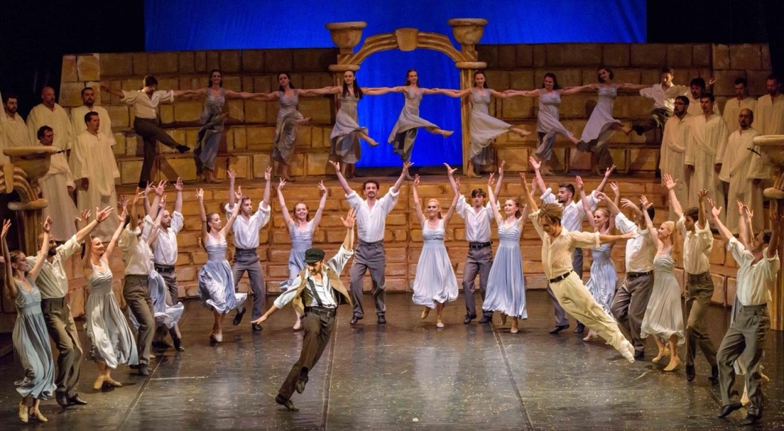 Zdjęcie w galerii na portalu naszraciborz.pl: Grek Zorba na scenie przy Chopina wiadomości z regionu