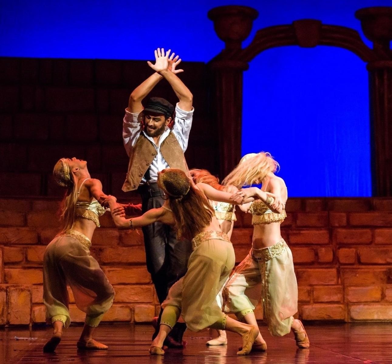 Zdjęcie w galerii na portalu naszraciborz.pl: Grek Zorba na scenie przy Chopina wiadomości z regionu