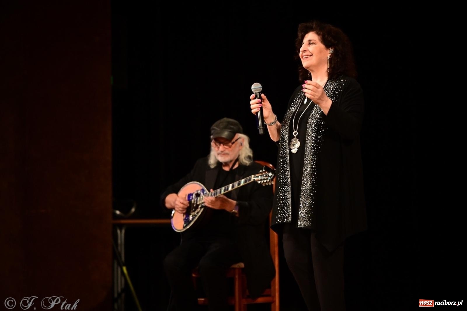 Zdjęcie w galerii na portalu naszraciborz.pl: Eleni świętuje 45-lecie kariery – koncert w Raciborzu pełen wzruszeń i największych przebojów wiadomości z regionu