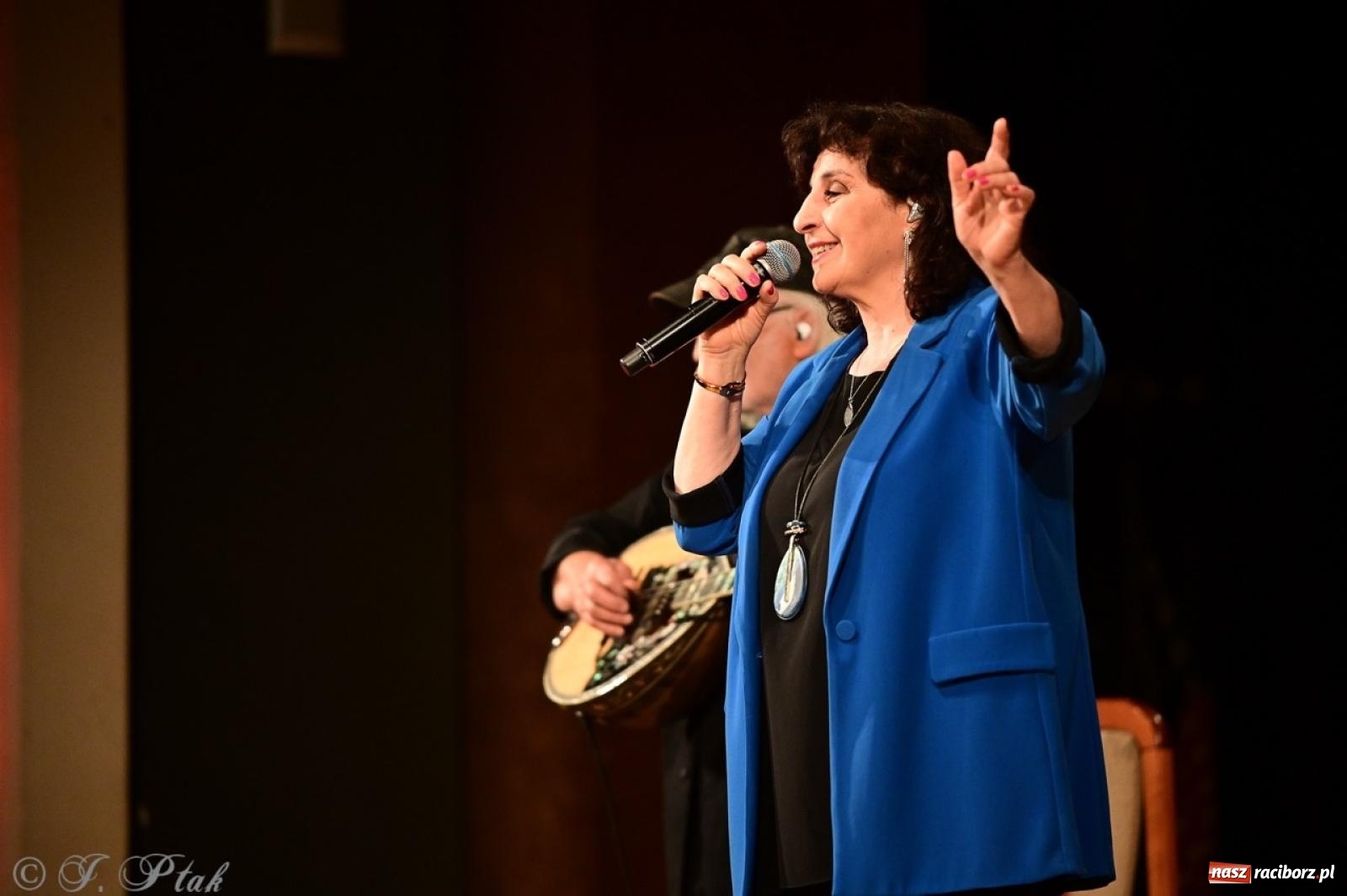 Zdjęcie w galerii na portalu naszraciborz.pl: Eleni świętuje 45-lecie kariery – koncert w Raciborzu pełen wzruszeń i największych przebojów wiadomości z regionu