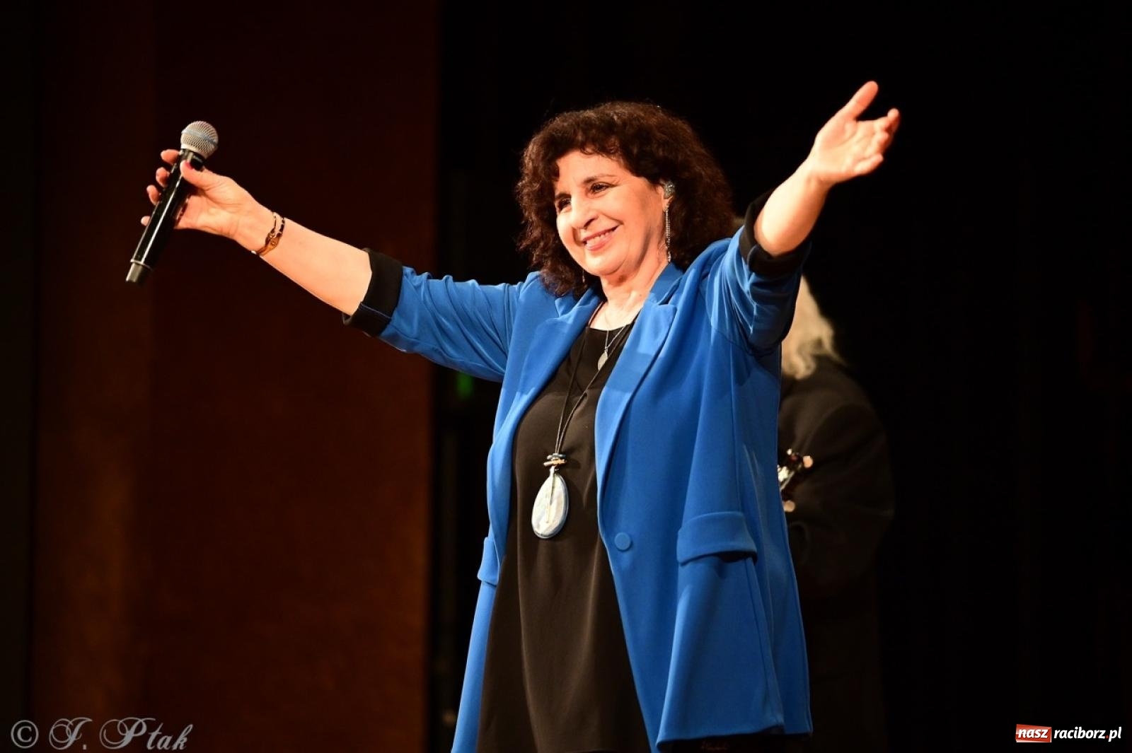 Zdjęcie w galerii na portalu naszraciborz.pl: Eleni świętuje 45-lecie kariery – koncert w Raciborzu pełen wzruszeń i największych przebojów wiadomości z regionu