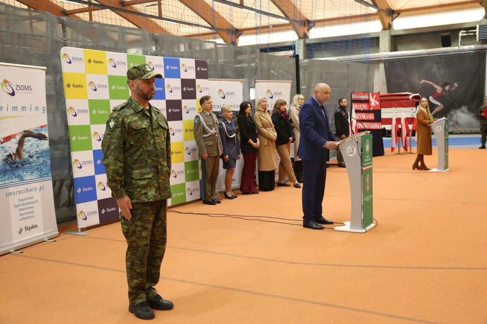 Zdjęcie w galerii na portalu naszraciborz.pl: Ślubowanie klasy mundurowej z okazji Święta Niepodległości w ZSOMS Racibórz wiadomości z regionu