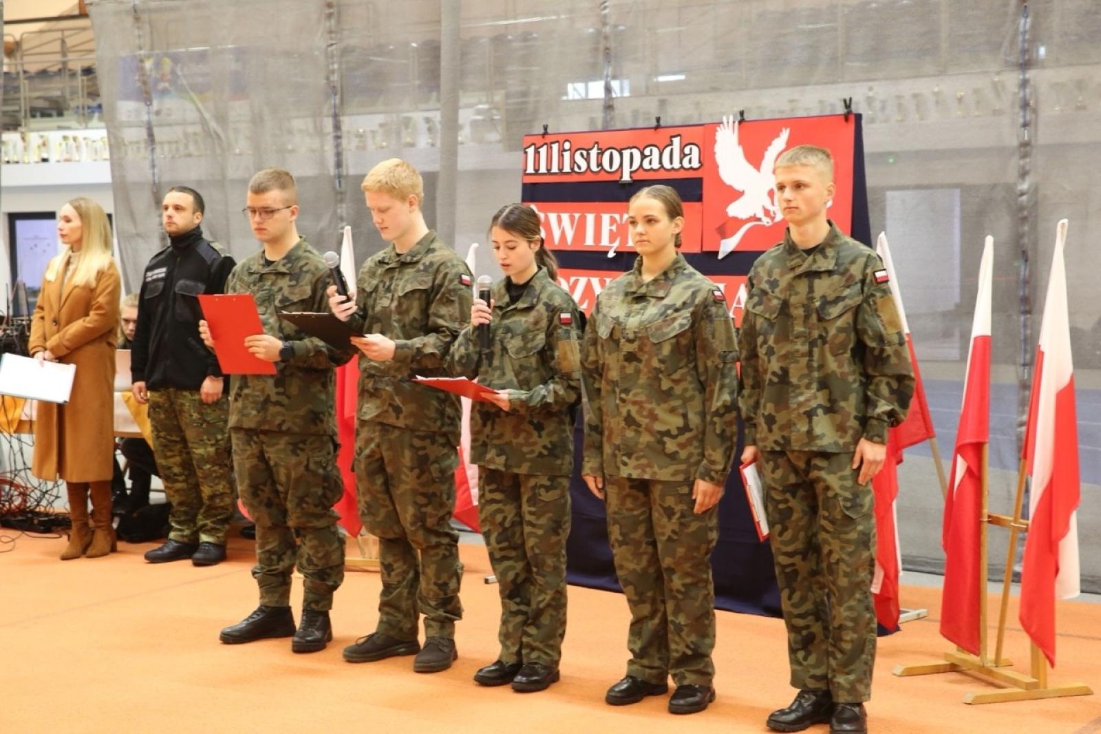 Zdjęcie w galerii na portalu naszraciborz.pl: Ślubowanie klasy mundurowej z okazji Święta Niepodległości w ZSOMS Racibórz wiadomości z regionu