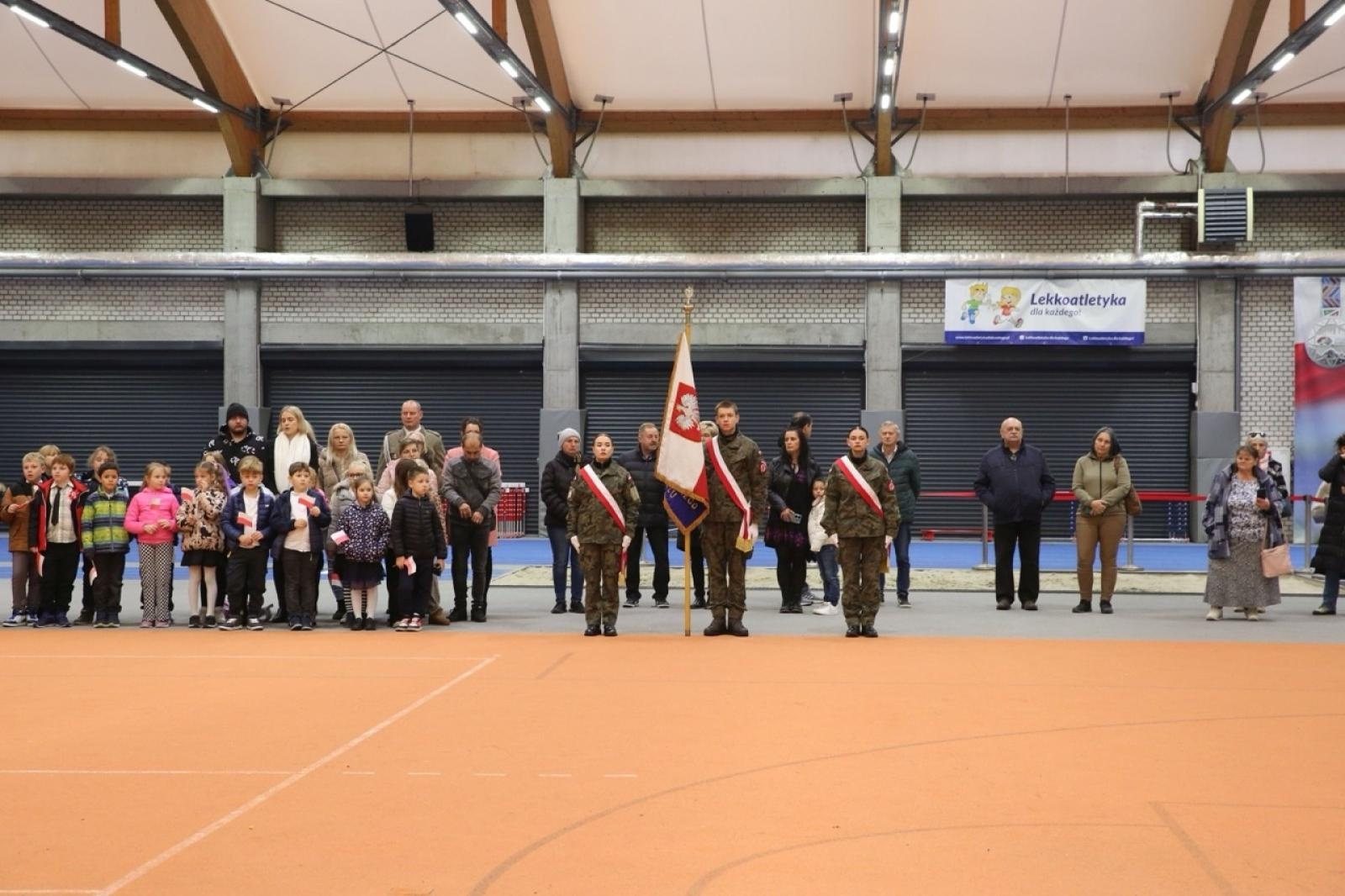 Zdjęcie w galerii na portalu naszraciborz.pl: Ślubowanie klasy mundurowej z okazji Święta Niepodległości w ZSOMS Racibórz wiadomości z regionu