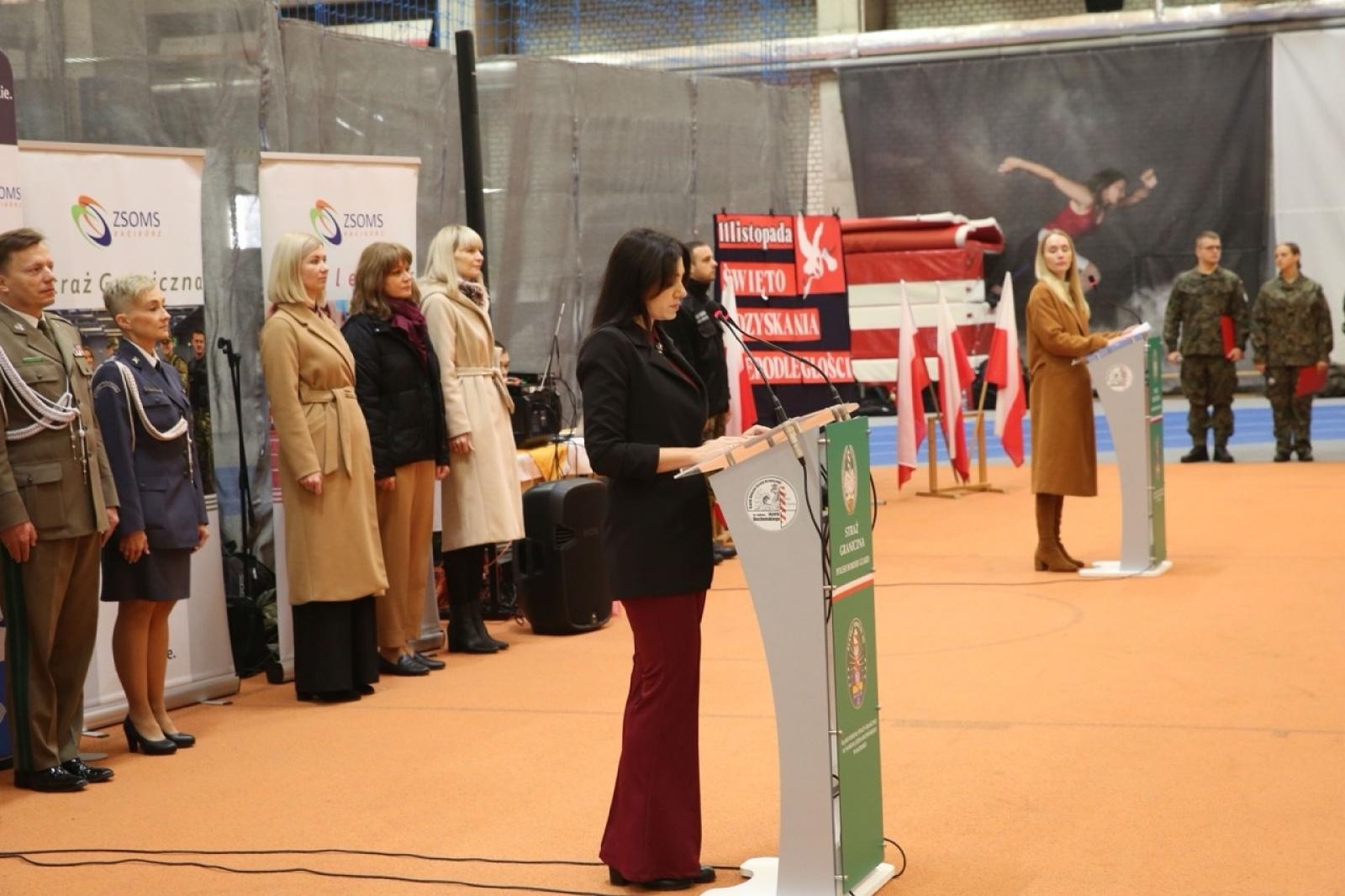 Zdjęcie w galerii na portalu naszraciborz.pl: Ślubowanie klasy mundurowej z okazji Święta Niepodległości w ZSOMS Racibórz wiadomości z regionu