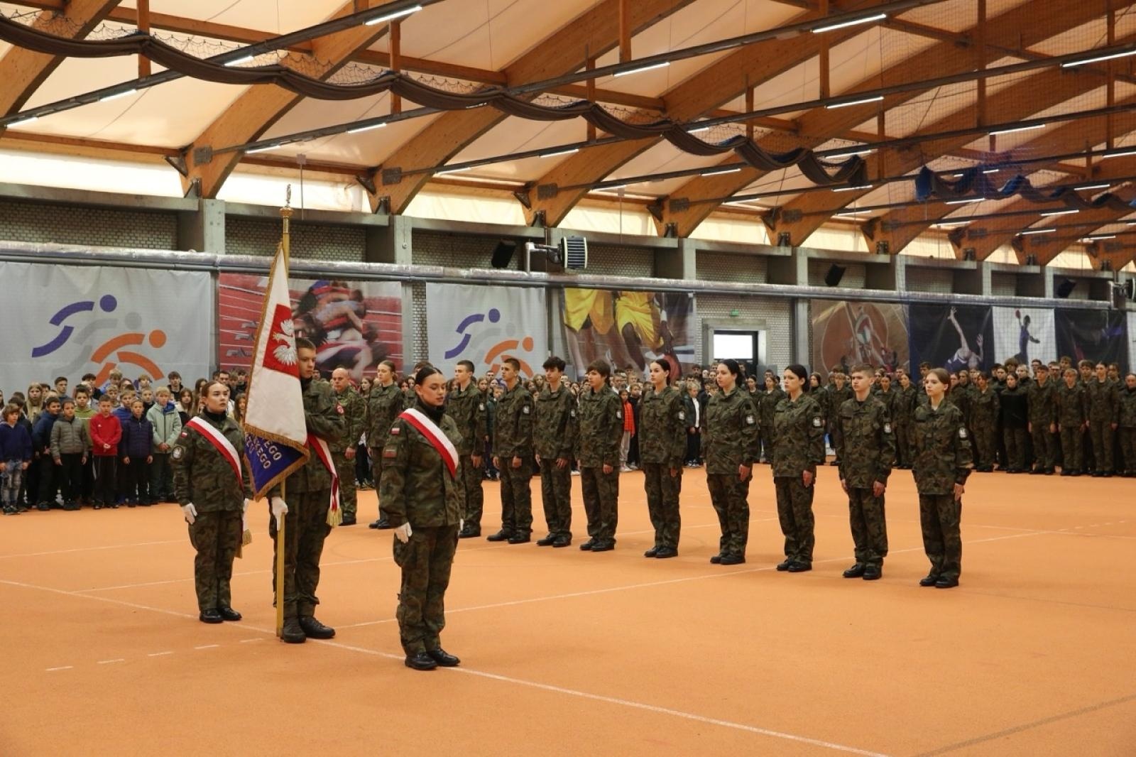 Zdjęcie w galerii na portalu naszraciborz.pl: Ślubowanie klasy mundurowej z okazji Święta Niepodległości w ZSOMS Racibórz wiadomości z regionu