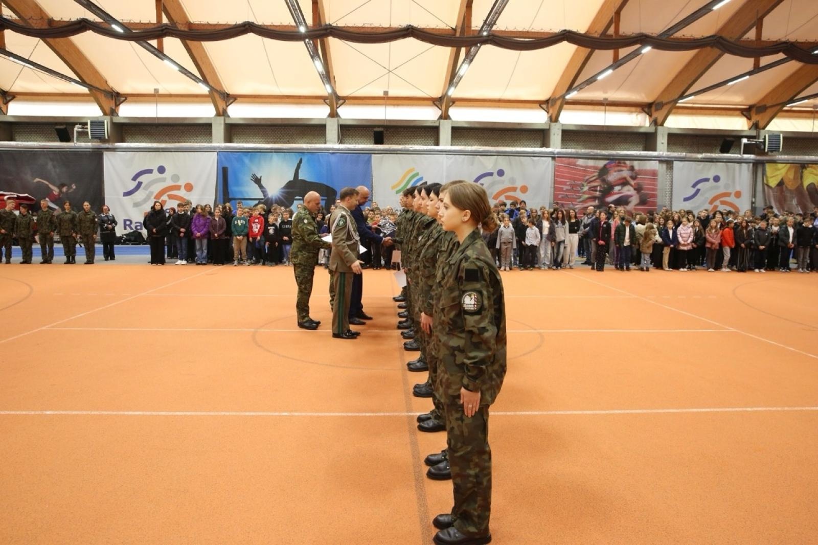 Zdjęcie w galerii na portalu naszraciborz.pl: Ślubowanie klasy mundurowej z okazji Święta Niepodległości w ZSOMS Racibórz wiadomości z regionu
