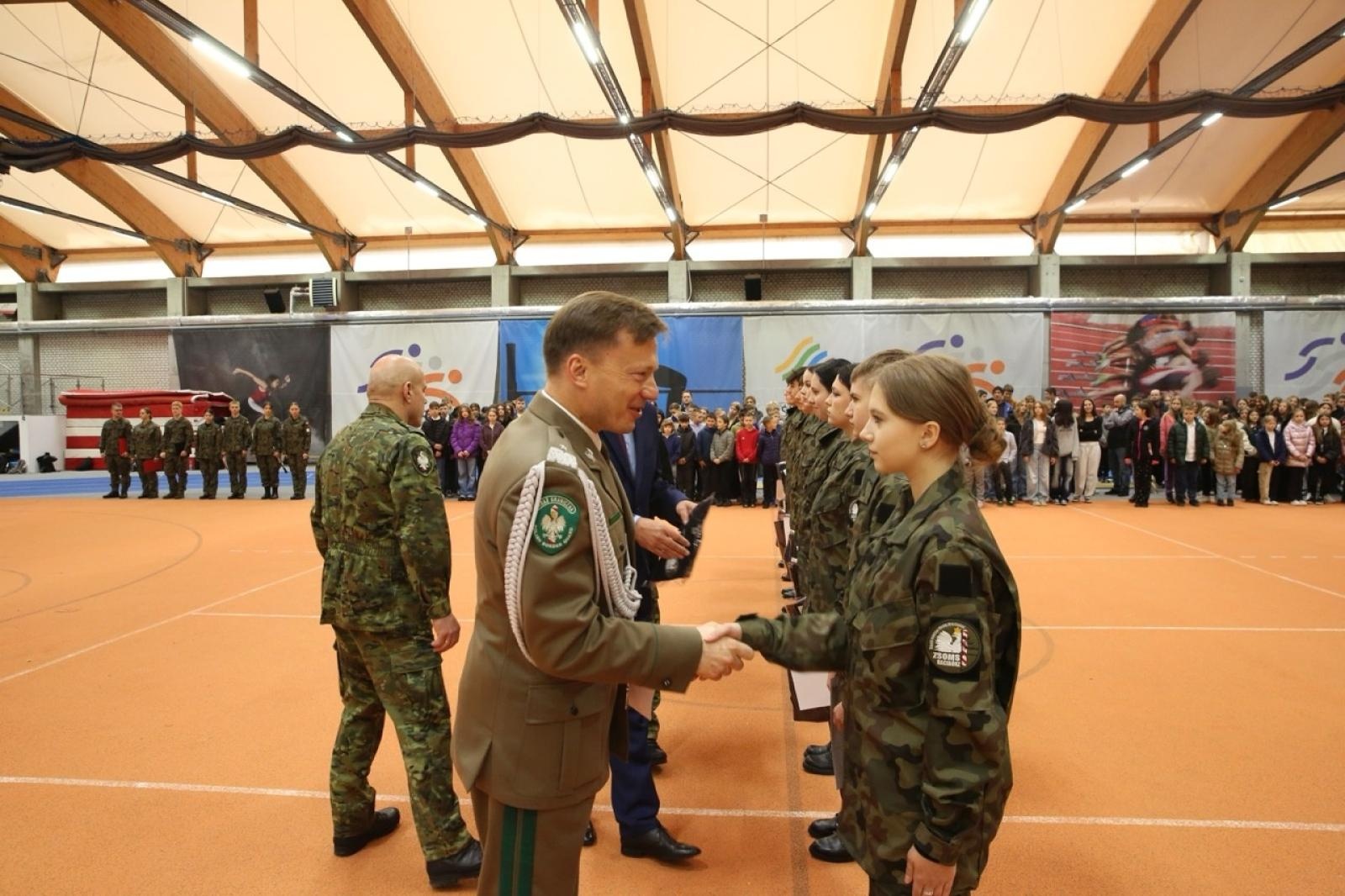 Zdjęcie w galerii na portalu naszraciborz.pl: Ślubowanie klasy mundurowej z okazji Święta Niepodległości w ZSOMS Racibórz wiadomości z regionu