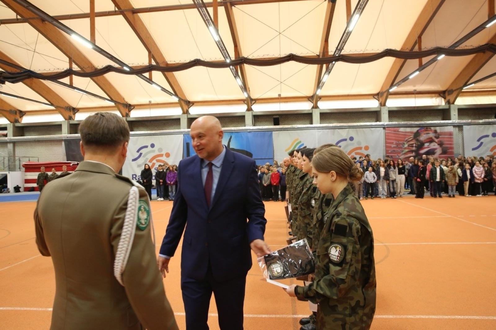 Zdjęcie w galerii na portalu naszraciborz.pl: Ślubowanie klasy mundurowej z okazji Święta Niepodległości w ZSOMS Racibórz wiadomości z regionu