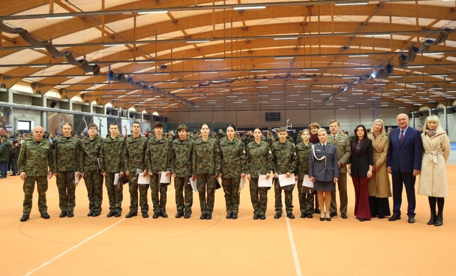 Zdjęcie w galerii na portalu naszraciborz.pl: Ślubowanie klasy mundurowej z okazji Święta Niepodległości w ZSOMS Racibórz wiadomości z regionu