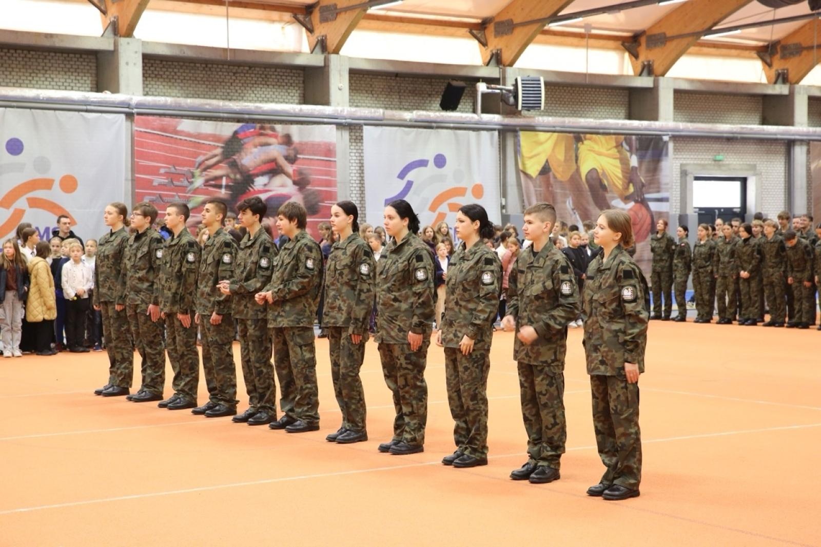 Zdjęcie w galerii na portalu naszraciborz.pl: Ślubowanie klasy mundurowej z okazji Święta Niepodległości w ZSOMS Racibórz wiadomości z regionu