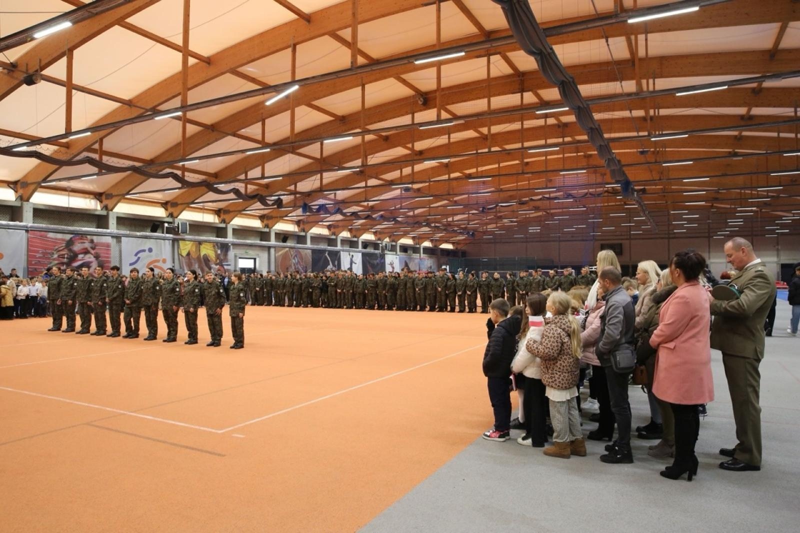 Zdjęcie w galerii na portalu naszraciborz.pl: Ślubowanie klasy mundurowej z okazji Święta Niepodległości w ZSOMS Racibórz wiadomości z regionu