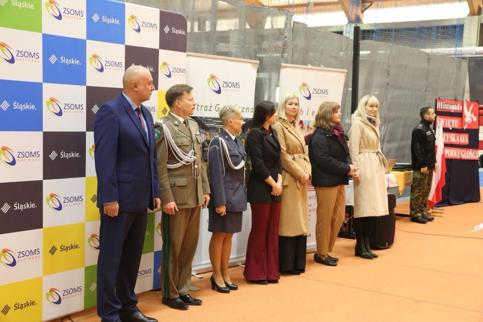 Zdjęcie w galerii na portalu naszraciborz.pl: Ślubowanie klasy mundurowej z okazji Święta Niepodległości w ZSOMS Racibórz wiadomości z regionu