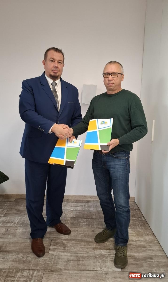 Zdjęcie w galerii na portalu naszraciborz.pl: Modernizacja dróg rolniczych w Samborowicach – umowa podpisana wiadomości z regionu