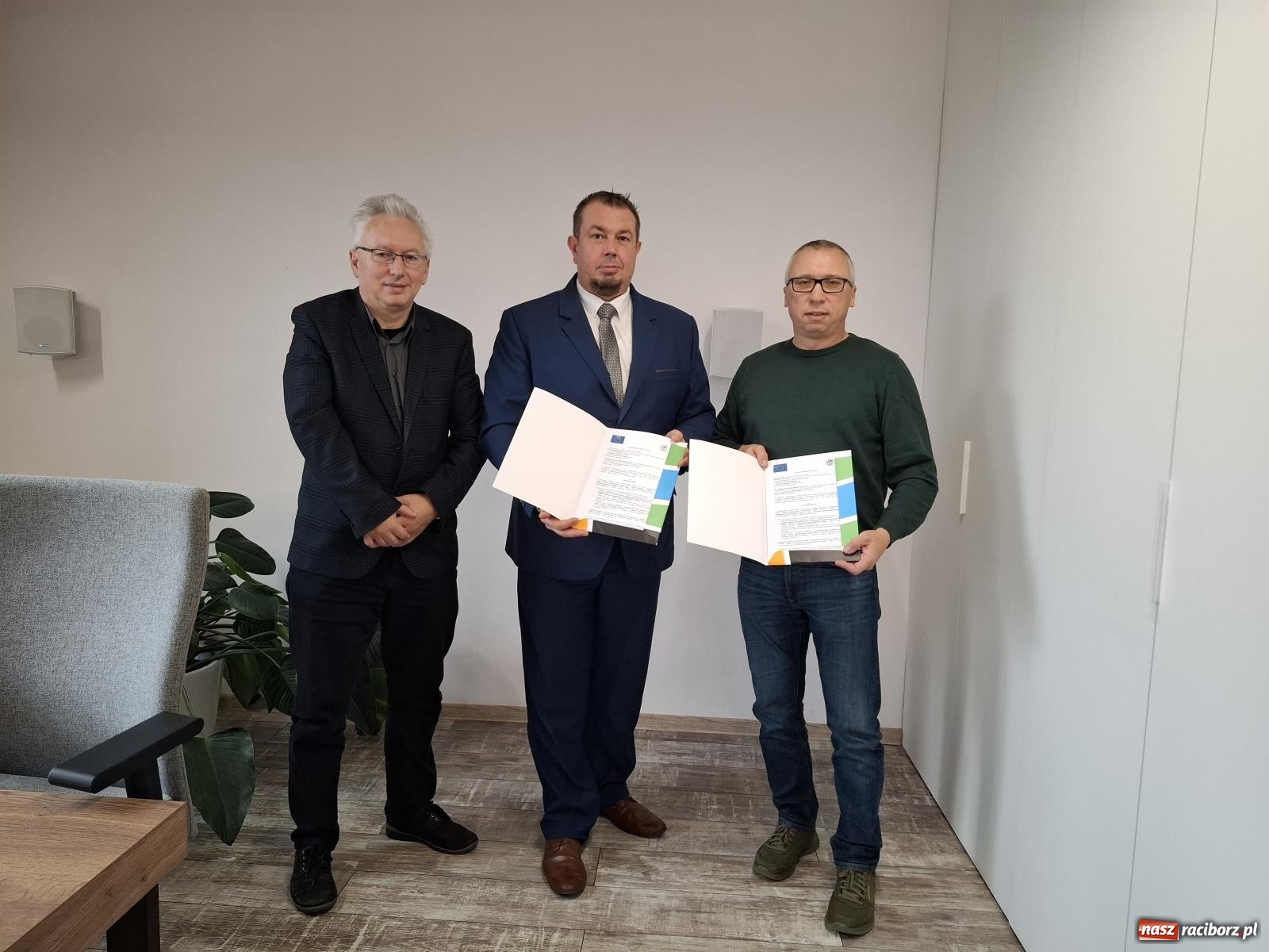 Zdjęcie w galerii na portalu naszraciborz.pl: Modernizacja dróg rolniczych w Samborowicach – umowa podpisana wiadomości z regionu