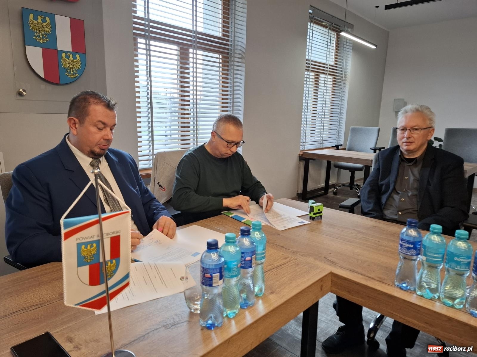 Zdjęcie w galerii na portalu naszraciborz.pl: Modernizacja dróg rolniczych w Samborowicach – umowa podpisana wiadomości z regionu