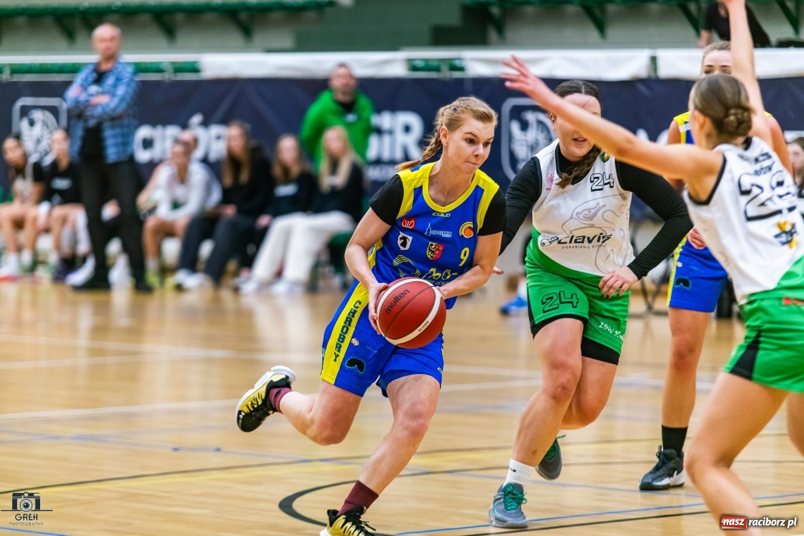 Zdjęcie w galerii na portalu naszraciborz.pl: Koszykówka. Horror z happy endem w hali przy Łąkowej [FOTO i WIDEO] wiadomości z regionu